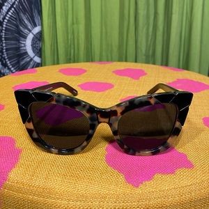🕶SOLD🕶 Pared Puss and Boots Cat Eye Sunglasses
